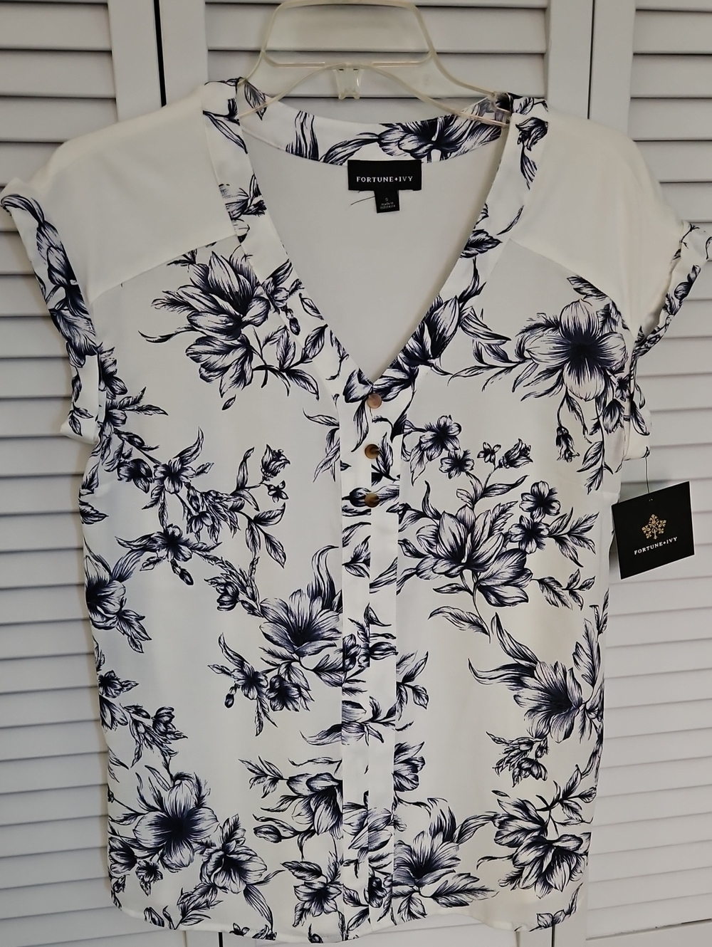 NWT FORTUNE + IVY WHITE/NAVY FLORAL CAP SLEEVE BLOUSE SZ  S